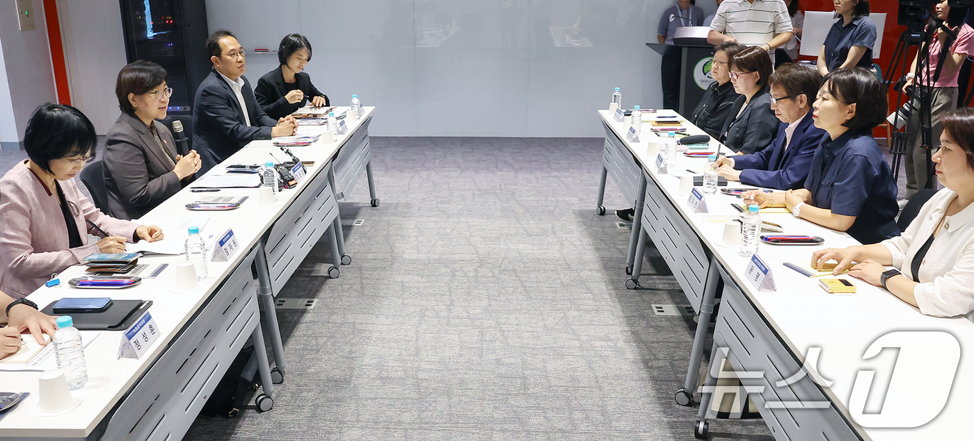 (서울=뉴스1) 민경석 기자 = 정은경 보건복지부 장관이 7일 오후 서울 강남구 삼성생명 일원동 빌딩에서 열린 '환자·소비자단체 현장 간담회'에서 모두발언을 하고 있다. 2025. …