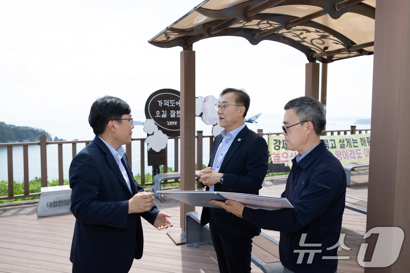 (서울=뉴스1) = 김윤덕 국토교통부 장관이 7일 가덕도신공항건설공단과 부산광역시 강서구 가덕도신공항 건설 에정지를 방문해 사업 추진현황과 현장 여건을 직접 살펴보고 있다. (국토 …