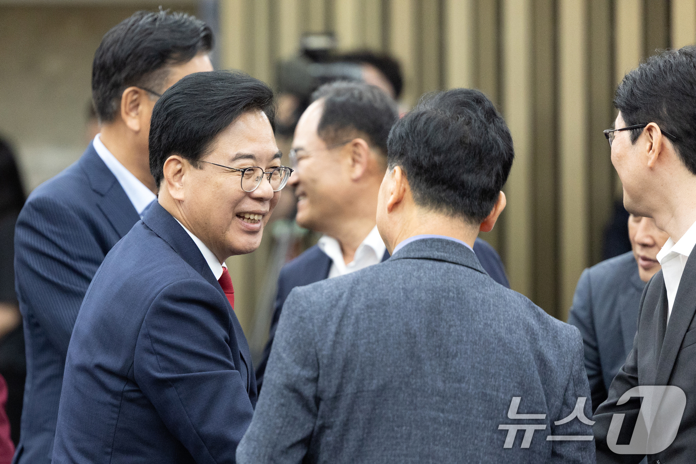 (서울=뉴스1) 이승배 기자 = 송언석 국민의힘 비상대책위원장 겸 원내대표가 8일 오후 서울 여의도 국회에서 열린 긴급 의원총회에 참석하며 주진우 의원을 비롯한 참석 의원들과 인사 …