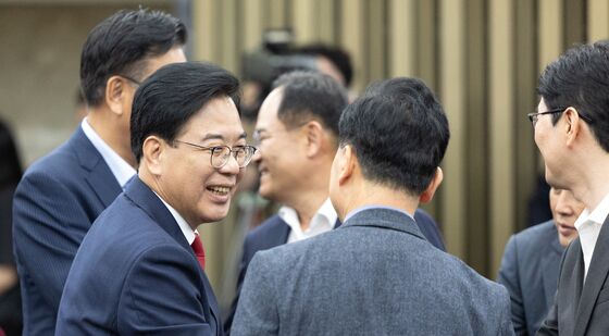 의원들과 인사 나누는 송언석 비상대책위원장
