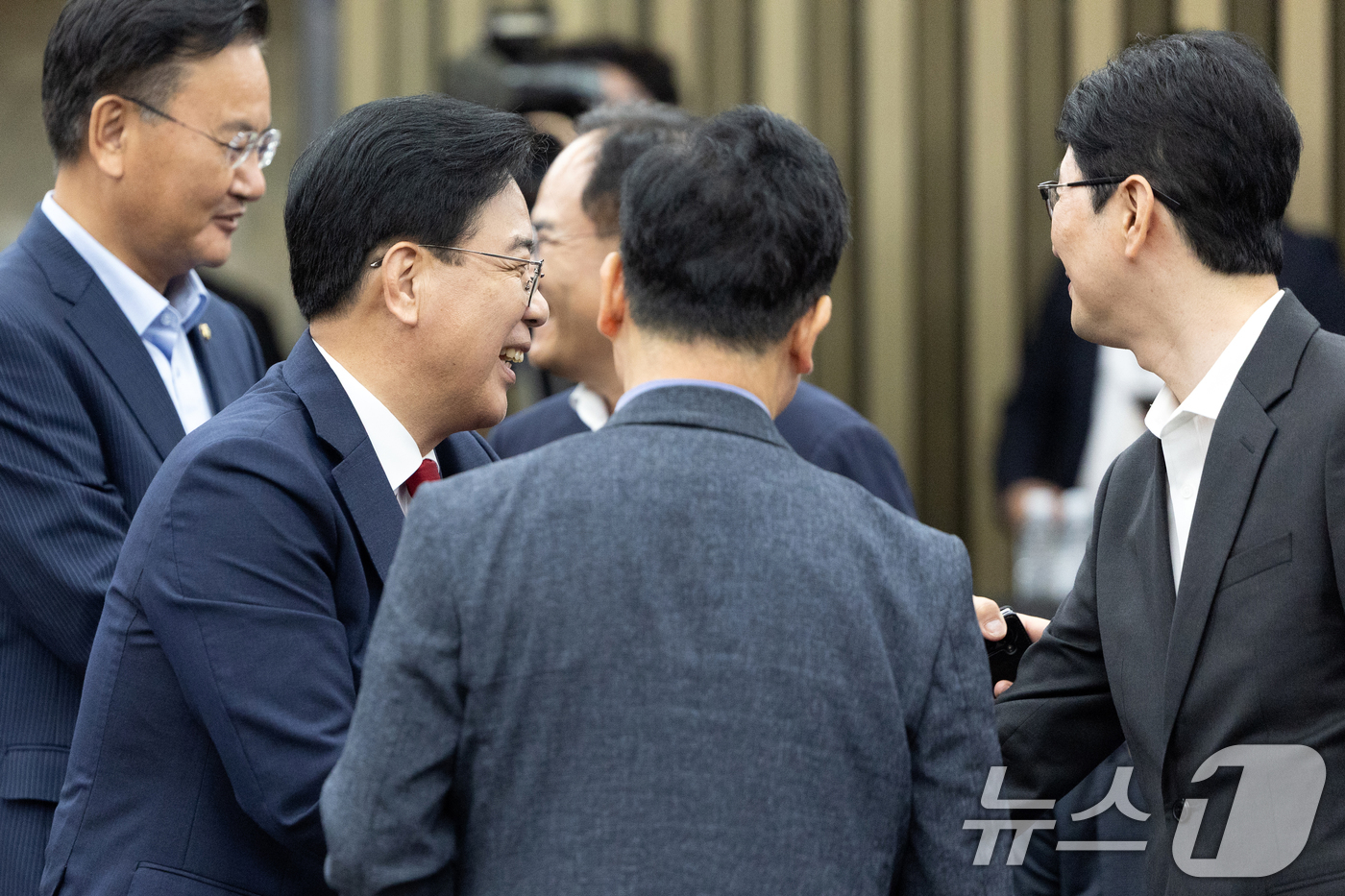 (서울=뉴스1) 이승배 기자 = 송언석 국민의힘 비상대책위원장 겸 원내대표가 8일 오후 서울 여의도 국회에서 열린 긴급 의원총회에 참석하며 주진우 의원을 비롯한 참석 의원들과 인사 …