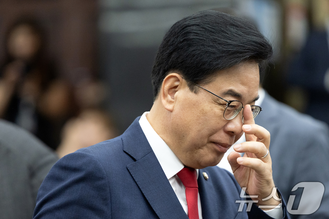(서울=뉴스1) 이승배 기자 = 송언석 국민의힘 비상대책위원장 겸 원내대표가 8일 오후 서울 여의도 국회에서 열린 긴급 의원총회에 참석하며 안경을 고쳐쓰고 있다. 2025.8.7/ …