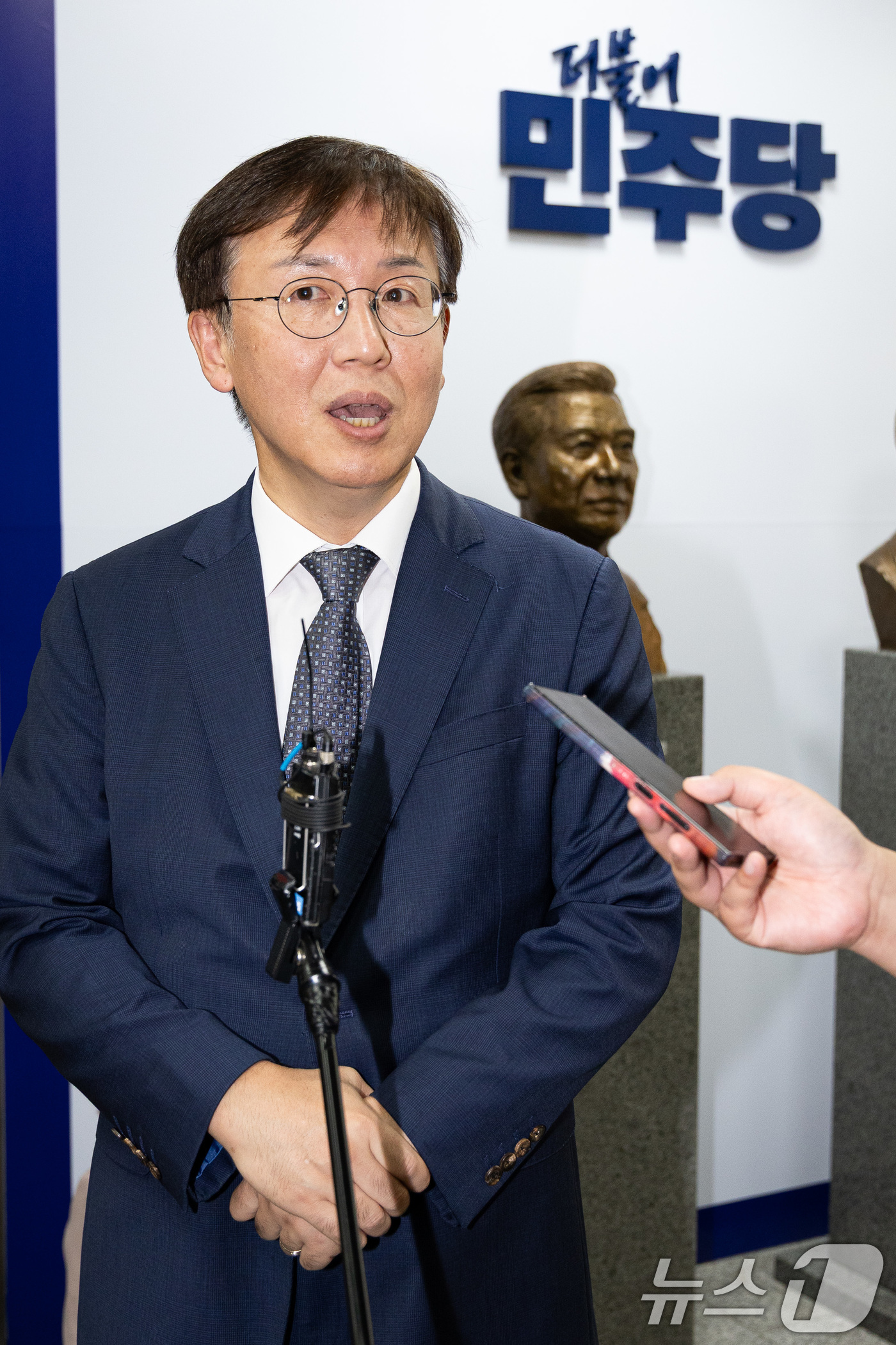 (서울=뉴스1) 유승관 기자 = 한동수 더불어민주당 윤리심판원장이 7일 서울 여의도 당사에서 열린 윤리심판원 회의에 참석하며 취재진 질문에 답하고 있다.민주당 윤리심판원은 이날 보 …