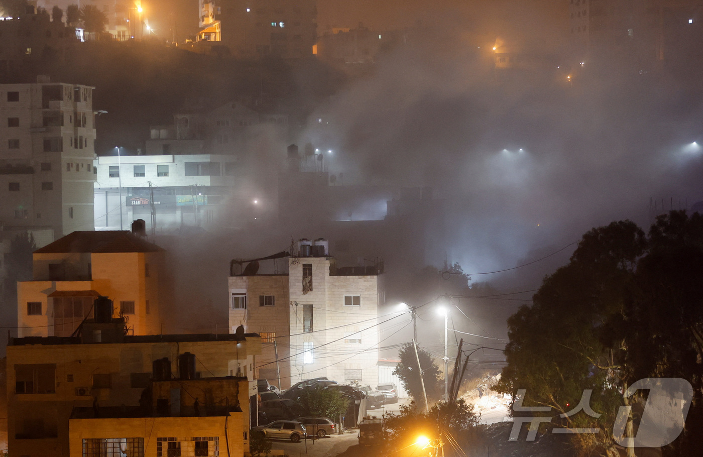 (헤브론 로이터=뉴스1) 김경민 기자 = 이스라엘군이 7일(현지시간) 이스라엘이 점령한 서안지구 헤브론에서 팔레스타인 공격자의 집을 파괴하고 있다. 2025.8.7ⓒ 로이터=뉴스1 …