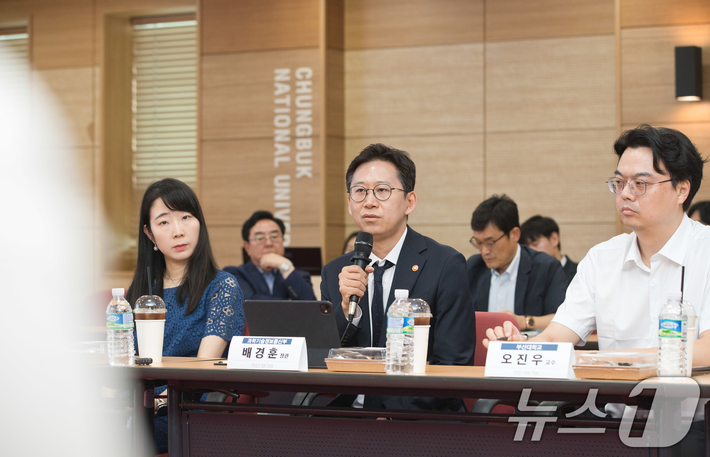 (서울=뉴스1) = 배경훈 과학기술정보통신부 장관이 7일 충북 청주시 충북대학교를 방문해 기초연구진흥 개선방안을 논의하고 있다. (과학기술정보통신부 제공. 재판매 및 DB 금지) …