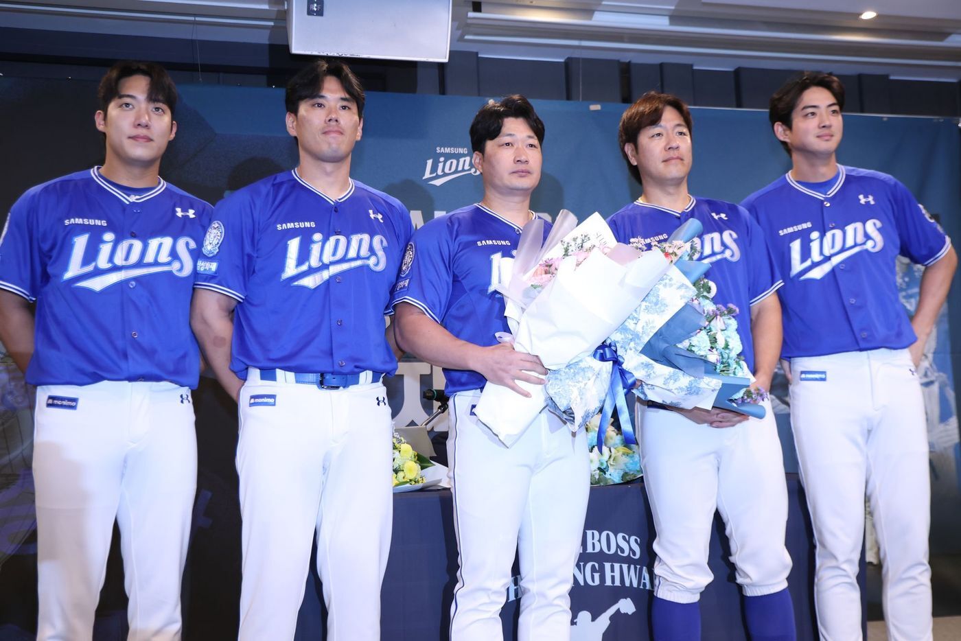 본문 이미지 - 올 시즌을 끝으로 은퇴하는 삼성 라이온즈 투수 오승환이 7일 인천 오라카이 송도파크호텔에서 기자회견을 열었다. 왼쪽부터 원태인, 김재윤, 오승환, 강민호, 구자욱. &#40;삼성 라이온즈 제공&#41;