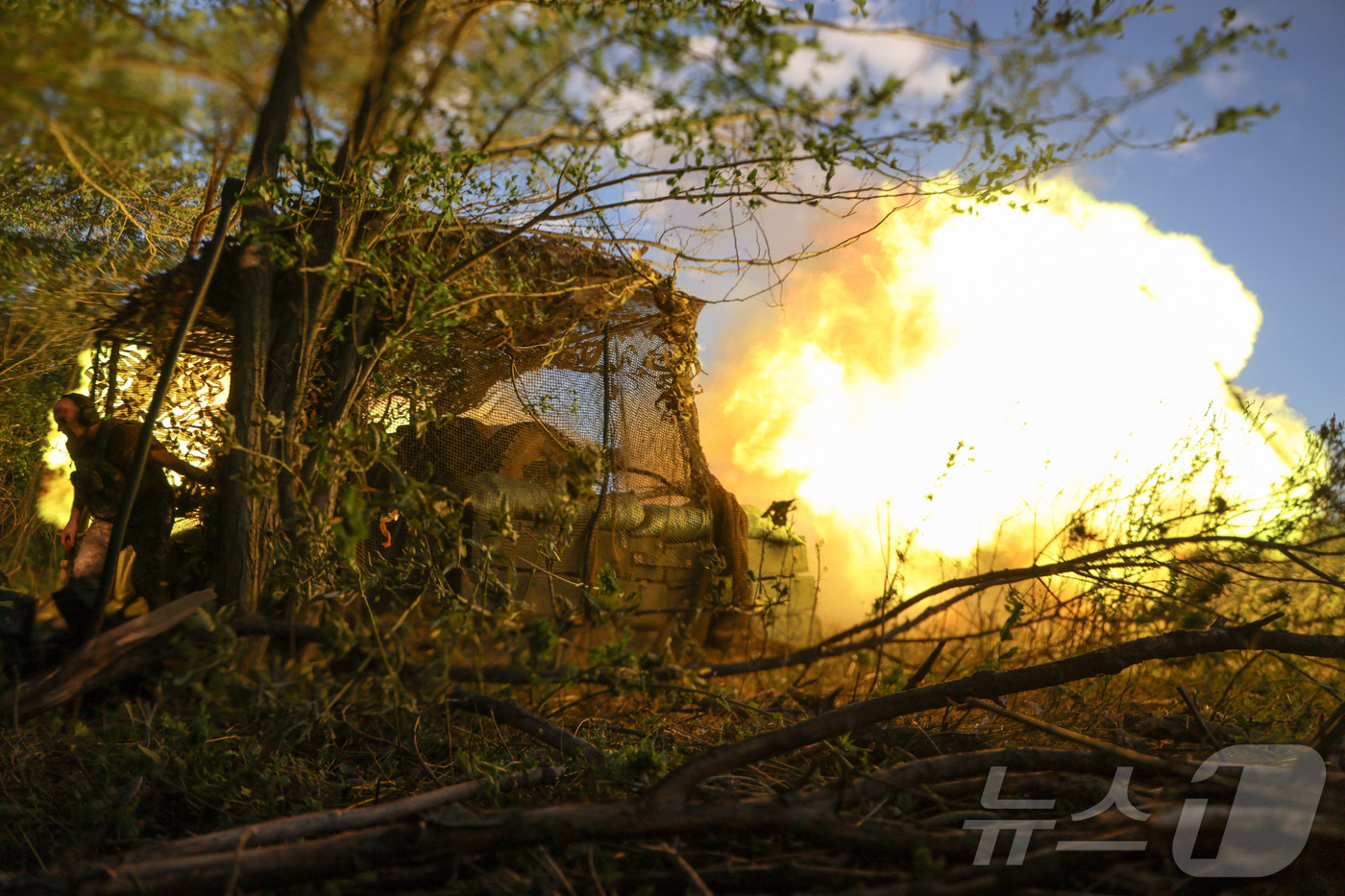 (로이터=도네츠크 뉴스1) 김경민 기자 = 우크라이나군이 5일(현지시간) 우크라이나 도네츠크 지역 전선에서 러시아군을 향해 D-30 곡사포를 발사하고 있다. 2025.8.5ⓒ 로이 …