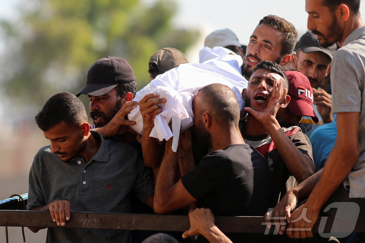 (가자지구 로이터=뉴스1) 김경민 기자 = 팔레스타인인들이 6일(현지시간) 구호품을 받으러 가던 중 이스라엘의 공격으로 목숨을 잃은 팔레스타인인의 시신을 운구하며 애도하고 있다. …