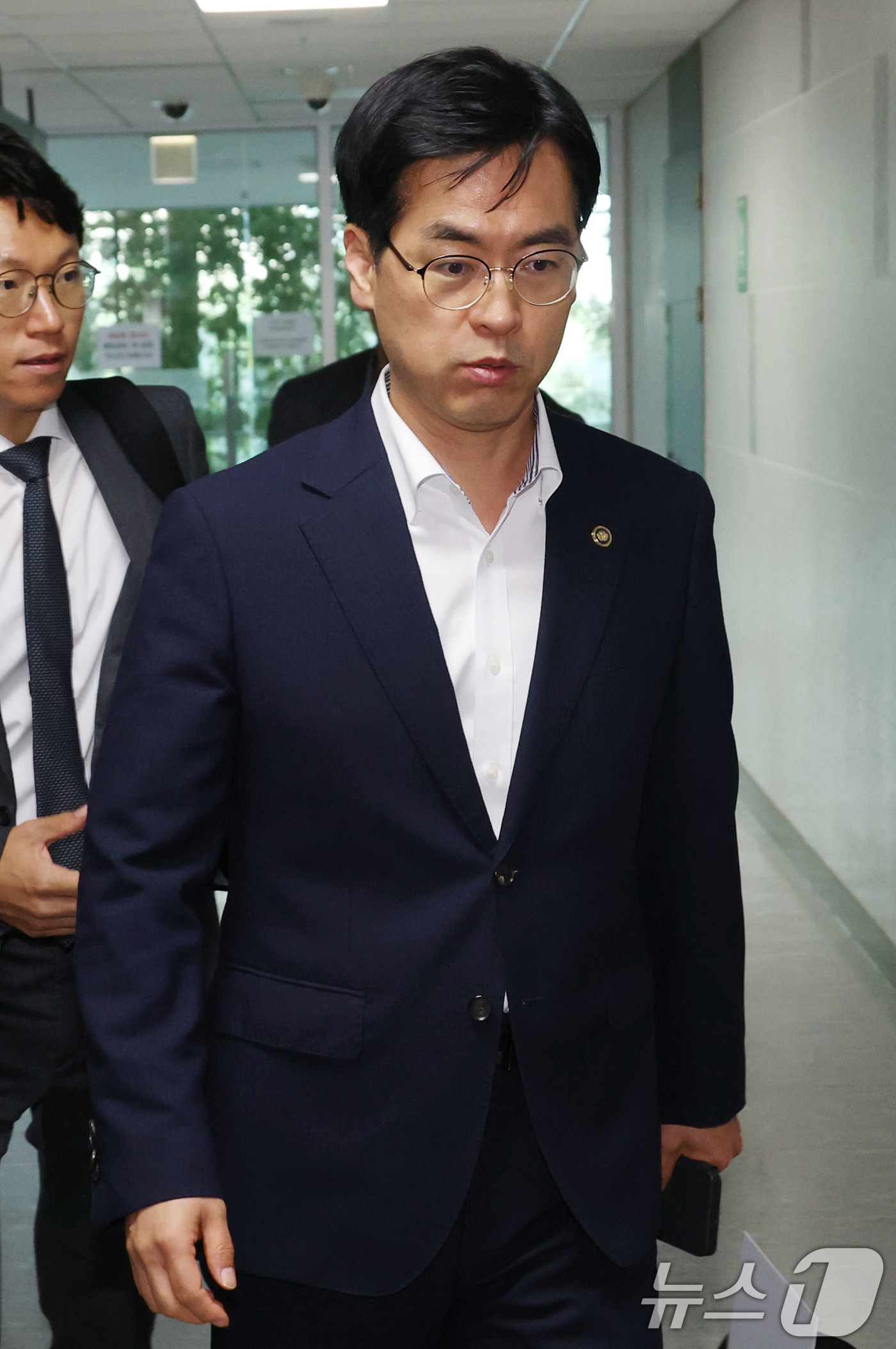 (서울=뉴스1) 이광호 기자 = 김민재 행정안전부 차관이 7일 오후 서울 여의도 국회 의원회관에서 열린 검찰개혁 관련 당·정·대(여당·정부·대통령실) 협의에 참석하고 있다. 202 …