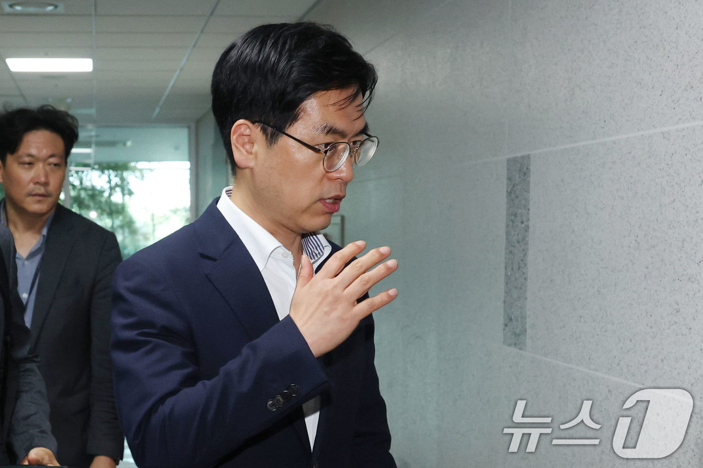 (서울=뉴스1) 이광호 기자 = 김민재 행정안전부 차관이 7일 오후 서울 여의도 국회 의원회관에서 열린 검찰개혁 관련 당·정·대(여당·정부·대통령실) 협의에 참석하고 있다. 202 …