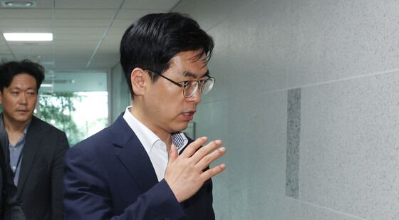 검찰개혁 관련 당·정·대 협의 참석하는 김민재 차관