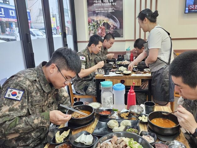 31사단 장병 300명 폭우에 어려움 겪는 골목식당 찾았다