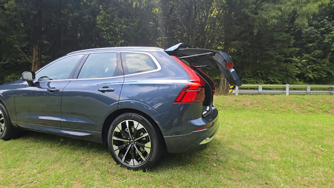 본문 이미지 - 신형 XC60에는 전작과 달리 에어 서스펜션이 새롭게 추가됐다. 트렁크 이용 시 후륜 차축 높이를 최대 40㎜까지 내려 물건을 적재한 뒤 트렁크 문을 닫으면 자동으로 차축이 올라간다. 2025.08.05/뉴스1 김성식 기자