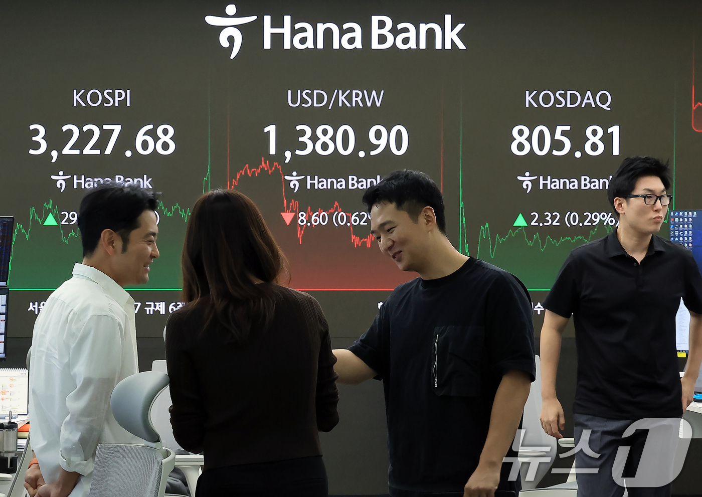 (서울=뉴스1) 박정호 기자 = 7일 오후 서울 중구 하나은행 본점 딜링룸 전광판에 증시가 표시되고 있다.이날 코스피는 전 거래일 대비 29.54포인트(0.92%) 상승한 3227 …