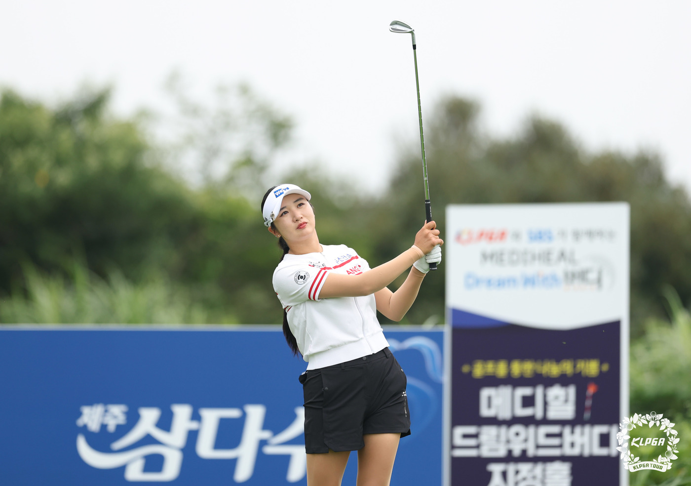 (서울=뉴스1) = 방신실이 7일 제주 서귀표 표선 사이프러스 골프앤리조트에서 열린 '제주삼다수 마스터스' 1라운드 7번 홀에서 아이언 티샷을 하고 있다. (KLPGA 제공. 재판 …