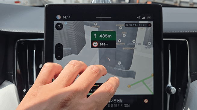 본문 이미지 - 신형 XC60에 탑재된 센터 디스플레이.11.2인치로 전작 대비 2.2인치 더 커진 데다 칩셋으로는 퀄컴 시스템온칩&#40;SoC&#41;인 스냅드래곤이 탑재돼 2배 더 빠른 응답속도를 보인다. 2025.08.05/뉴스1 김성식 기자
