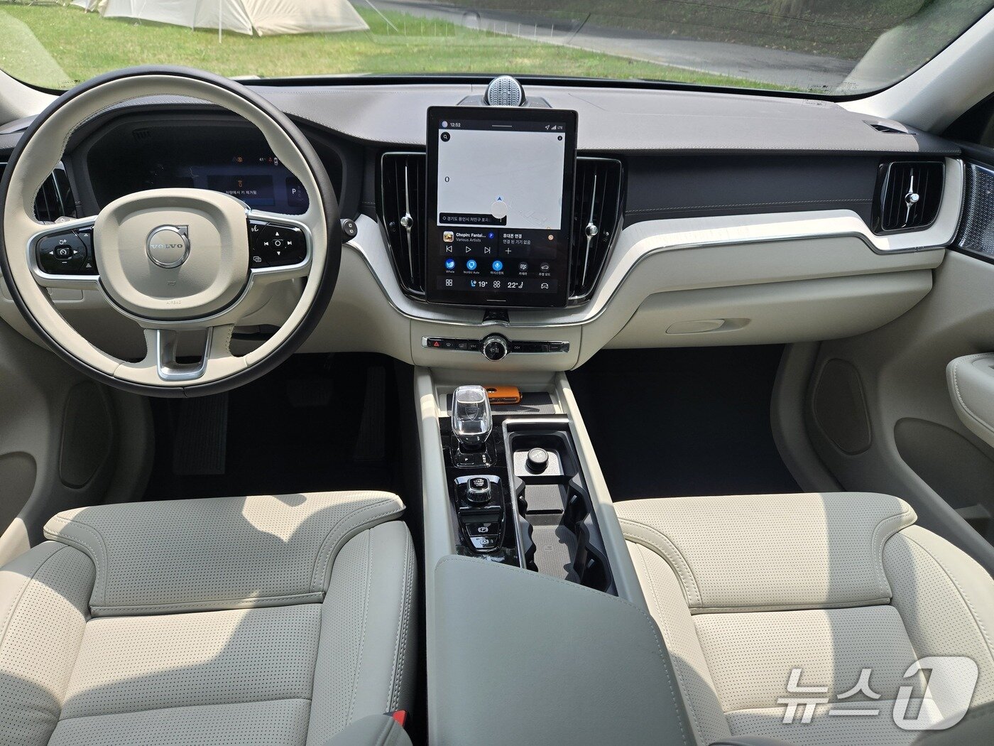 본문 이미지 - 신형 XC60 실내 모습. 브라운 우드였던 대시보드 장식이 화이트 우드로 대체돼 실내 분위기가 한층 밝아졌다. 시트는 새롭게 추가된 블론드 색상. 2025.08.05/뉴스1 김성식 기자