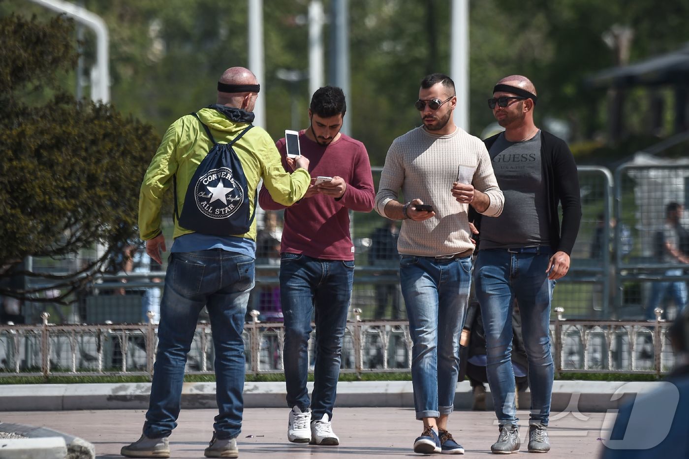 (이스탄불 AFP=뉴스1) 윤다정 기자 = 2017년 5월 2일(현지시간) 튀르키예 이스탄불의 탁심 광장에서 모발 이식 시술을 받은 환자들이 산책하고 있다.  2017.05.02. …