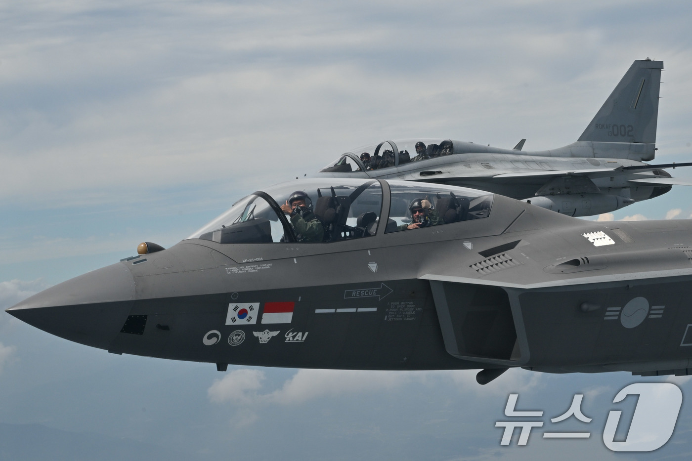 (서울=뉴스1) = 공군은 이영수 공군참모총장과 이브라힘 나세르 모하메드 알 알라위 아랍에미리트연합국 국방차관이 7일 공군 사천기지를 찾아 FA-50, KF-21에 각각 탑승해 국 …