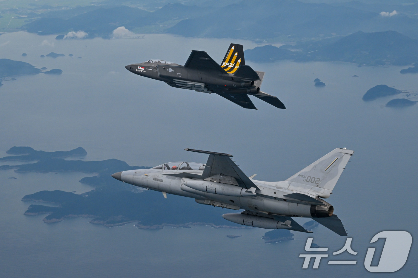 (서울=뉴스1) = 공군은 이영수 공군참모총장과 이브라힘 나세르 모하메드 알 알라위 아랍에미리트연합국 국방차관이 7일 공군 사천기지를 찾아 FA-50, KF-21에 각각 탑승해 국 …