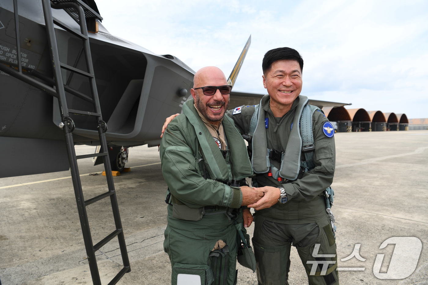 (서울=뉴스1) = 공군은 이영수 공군참모총장과 이브라힘 나세르 모하메드 알 알라위 아랍에미리트연합국 국방차관이 7일 공군 사천기지를 찾아 FA-50, KF-21에 각각 탑승해 국 …