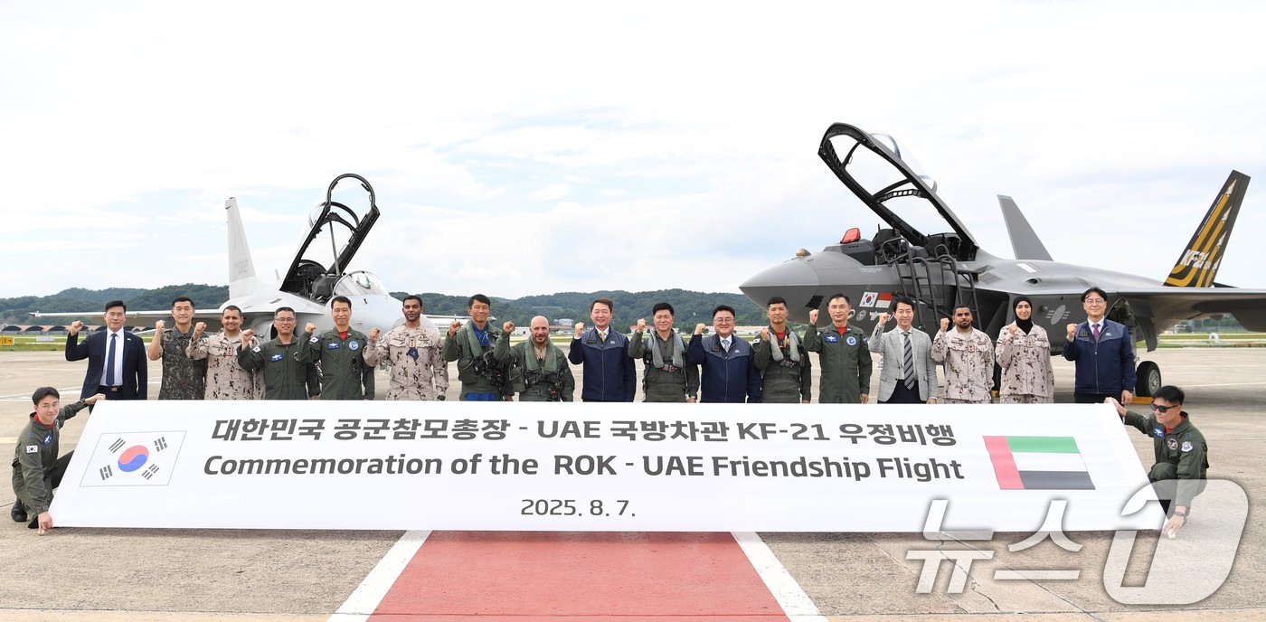 (서울=뉴스1) = 공군은 이영수 공군참모총장과 이브라힘 나세르 모하메드 알 알라위 아랍에미리트연합국 국방차관이 7일 공군 사천기지를 찾아 FA-50, KF-21에 각각 탑승해 국 …