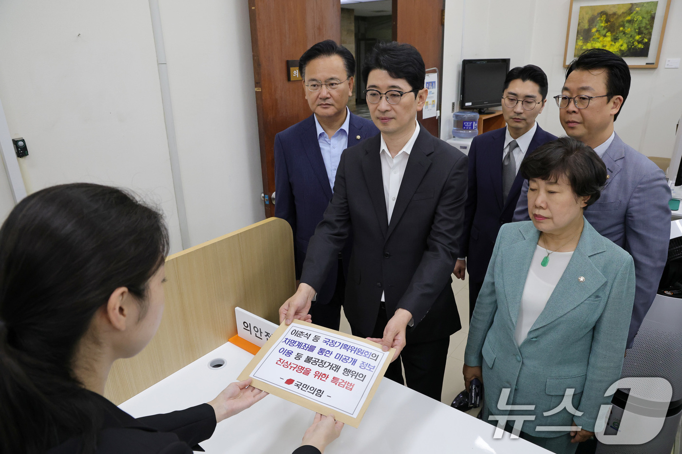 (서울=뉴스1) 유승관 기자 = 국민의힘 주진우 의원을 비롯한 법제사법위원회 위원들이 7일 서울 여의도 국회에서 '이춘석 등 국정기획위원회의 차명계좌를 통한 미공개 정보 이용 등 …