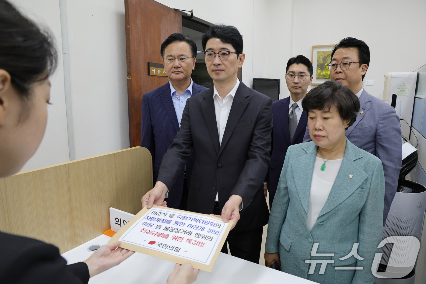 (서울=뉴스1) 유승관 기자 = 국민의힘 주진우 의원을 비롯한 법제사법위원회 위원들이 7일 서울 여의도 국회에서 '이춘석 등 국정기획위원회의 차명계좌를 통한 미공개 정보 이용 등 …