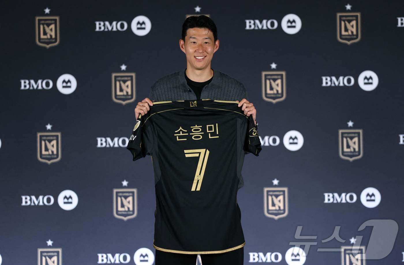 본문 이미지 - 등번호 7번 유니폼을 든 손흥민 ⓒ AFP=뉴스1