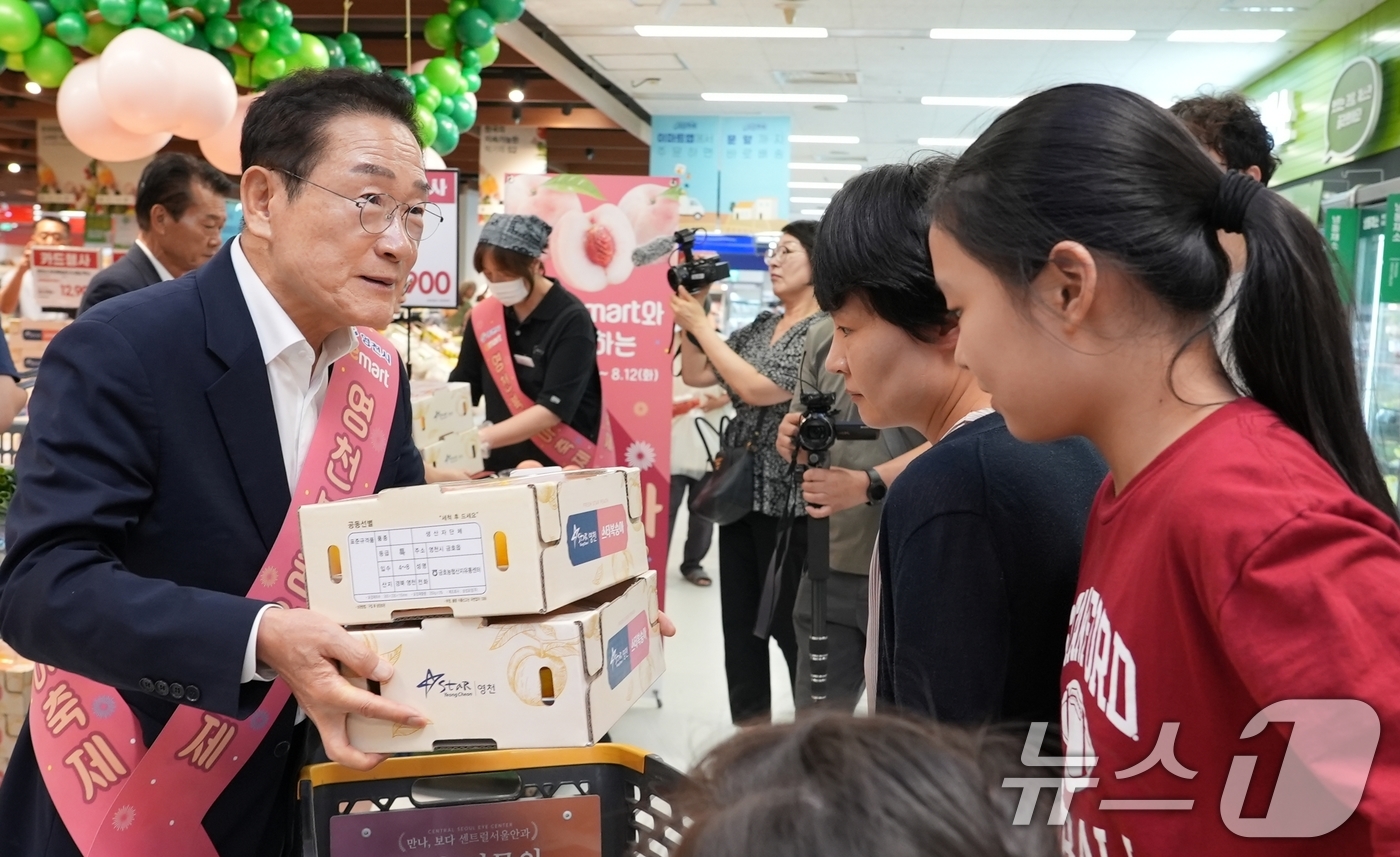 (영천=뉴스1) 정우용 기자 = 최기문 영천시장이 7일 서울 이마트 용산점을에서 영천 복숭아 판촉활동을 펼치고 있다.  (영천시 제공. 재판매 및 DB금지) 2025.8.7/ 뉴스 …
