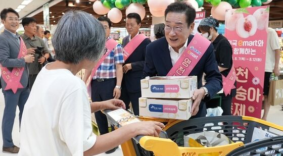 이마트에서 '영천 복숭아 축제' 홍보하는 최기문 영천시장