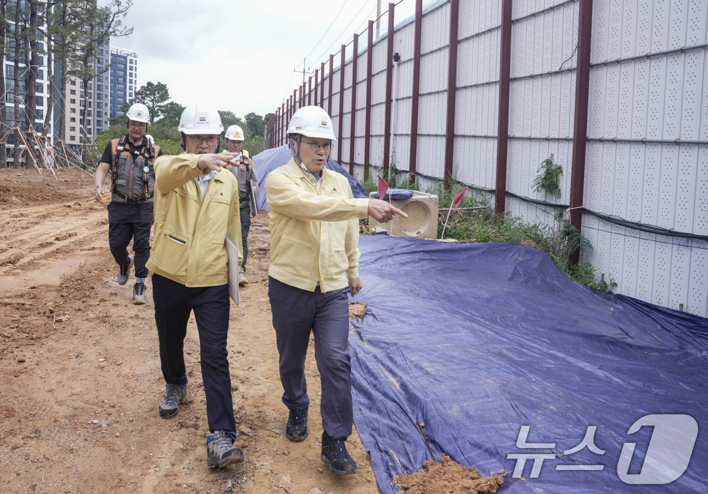 (광주=뉴스1) 박준배 기자 = 강기정 광주시장이 7일 서구 금호동 아파트 건설현장을 찾아 지난 3일 집중호우로 인한 토사유출 현장을 점검하고 있다.(광주시 제공. 재판매 및 DB …