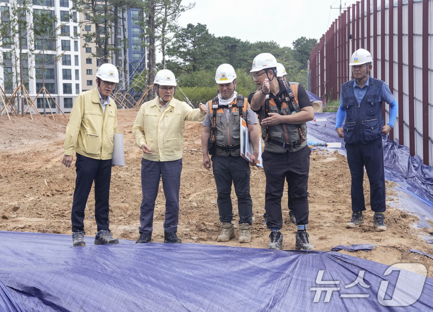 (광주=뉴스1) 박준배 기자 = 강기정 광주시장이 7일 서구 금호동 아파트 건설현장을 찾아 지난 3일 집중호우로 인한 토사유출 현장을 점검하고 있다.(광주시 제공. 재판매 및 DB …