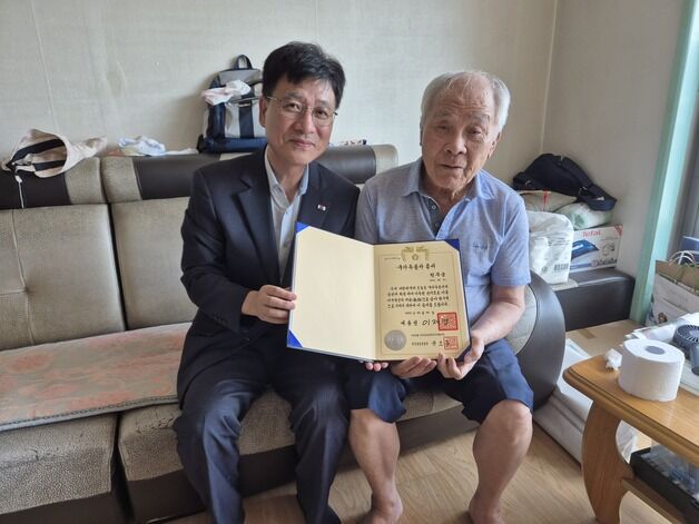 경기북부보훈지청, 월남전 참전 유공자에 대통령 명의 증서 전달
