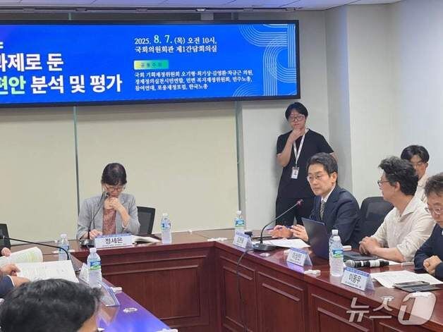 "연말 매도 폭탄 후 다시 폭풍 매수" vs "코스피 5천 물 건너가"(종합)