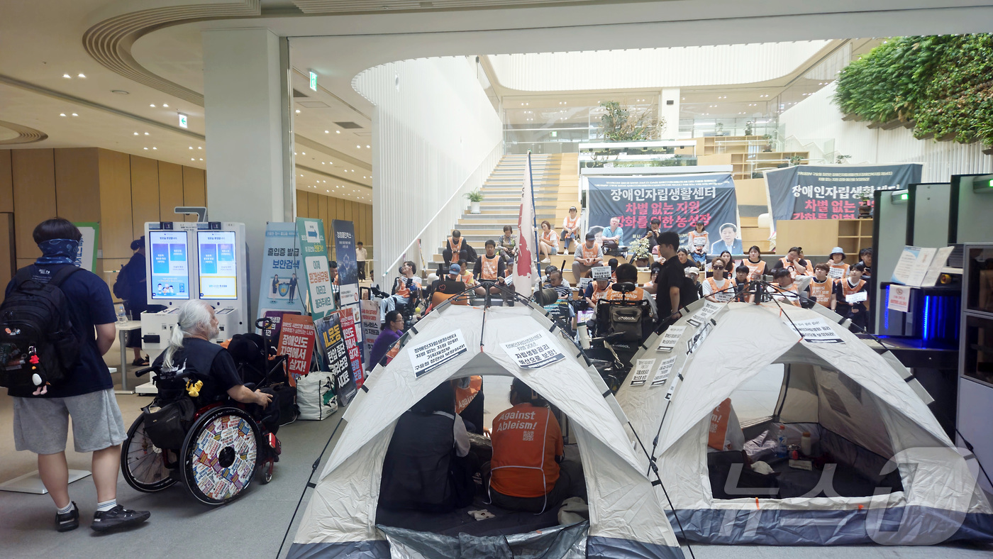 (세종=뉴스1) 김기남 기자 = 한국장애인자립생활센터협의회 회원들이 7일 오후 세종시 정부세종청사 중앙동에서 자립생활권 및 예산보장을 요구하며 민원동 로비를 점거하고 기재부와의 면 …