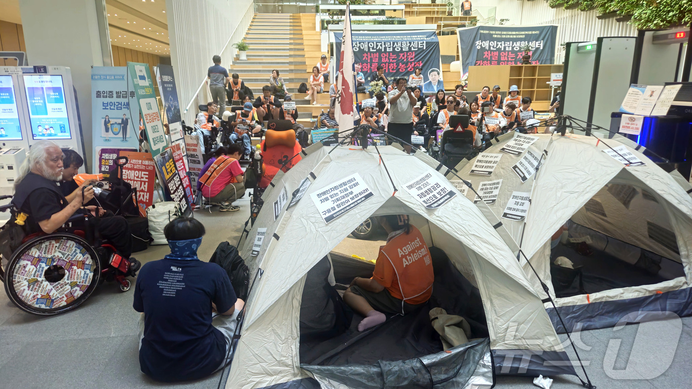 (세종=뉴스1) 김기남 기자 = 한국장애인자립생활센터협의회 회원들이 7일 오후 세종시 정부세종청사 중앙동에서 자립생활권 및 예산보장을 요구하며 민원동 로비를 점거하고 기재부와의 면 …