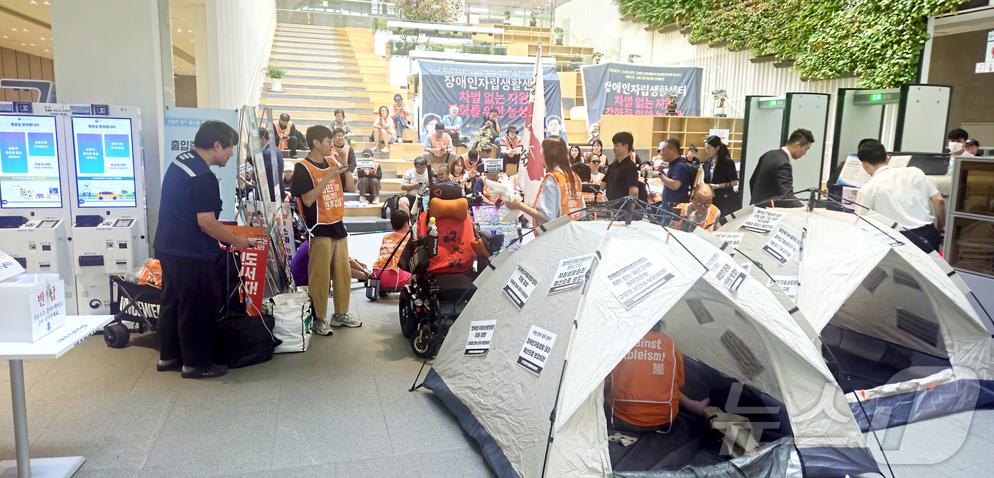 (세종=뉴스1) 김기남 기자 = 한국장애인자립생활센터협의회 회원들이 7일 오후 세종시 정부세종청사 중앙동에서 자립생활권 및 예산보장을 요구하며 민원동 로비를 점거하고 기재부와의 면 …