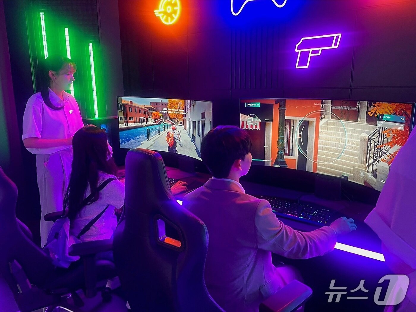 본문 이미지 - LG디스플레이 부스에서 관람객들이 현존 최고 해상도인 45인치 &#39;5K2K OLED&#39; 모니터로 슈팅 게임을 즐기고 있다. 2025.8.7/뉴스1 최동현 기자