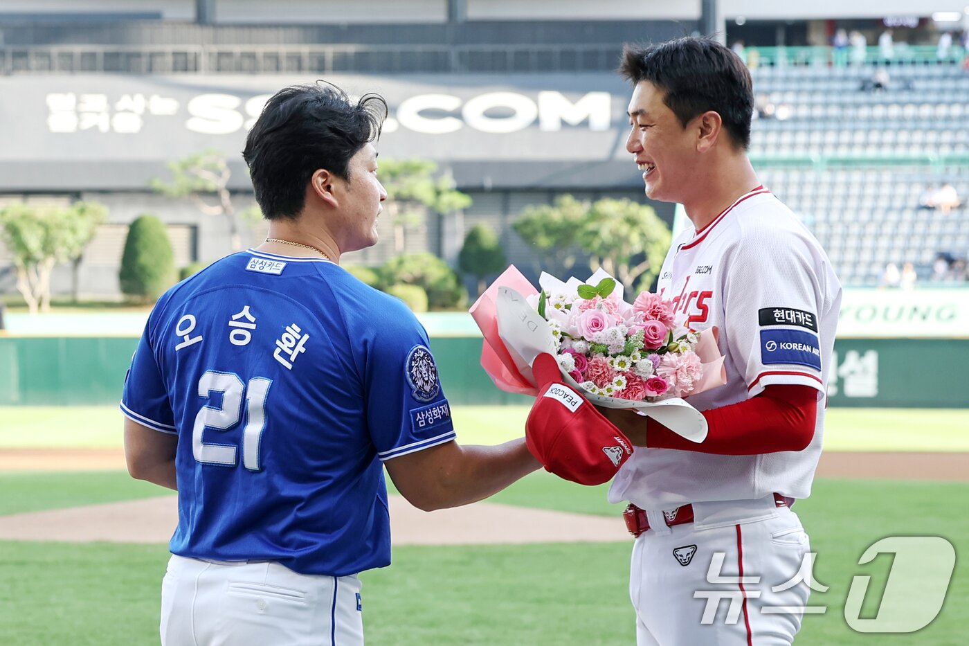 본문 이미지 - 전격 은퇴를 선언한 삼성 오승환이 7일 오후 인천 미추홀구 SSG랜더스필드에서 열린 은퇴 기념행사에서 SSG 김광현으로부터 꽃다발을 선물 받고 있다. 2025.8.7/뉴스1 ⓒ News1 민경석 기자