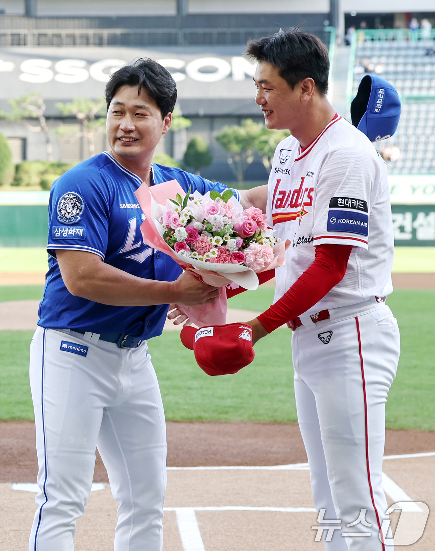 (인천=뉴스1) 민경석 기자 = 전격 은퇴를 선언한 삼성 오승환이 7일 오후 인천 미추홀구 SSG랜더스필드에서 열린 은퇴 기념행사에서 SSG 김광현으로부터 꽃다발을 선물 받고 있다 …
