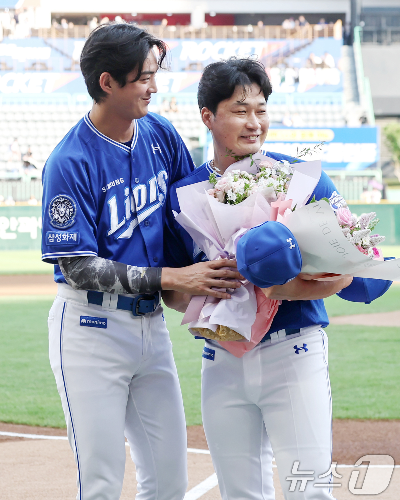 (인천=뉴스1) 민경석 기자 = 전격 은퇴를 선언한 삼성 오승환이 7일 오후 인천 미추홀구 SSG랜더스필드에서 열린 은퇴 기념행사에서 구자욱으로부터 꽃다발을 선물 받고 있다. 20 …