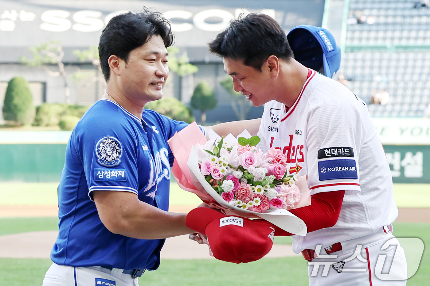 (인천=뉴스1) 민경석 기자 = 전격 은퇴를 선언한 삼성 오승환이 7일 오후 인천 미추홀구 SSG랜더스필드에서 열린 은퇴 기념행사에서 SSG 김광현으로부터 꽃다발을 선물 받고 있다 …