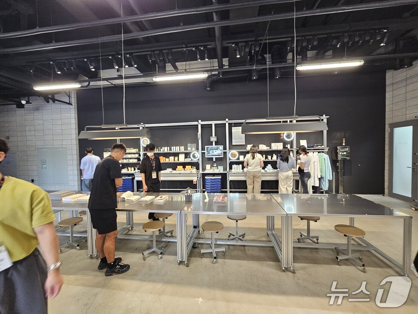 본문 이미지 - 아모레퍼시픽 오산 공장을 탐방 중인 대학생들 모습.ⓒ 뉴스1/김진희 기자.