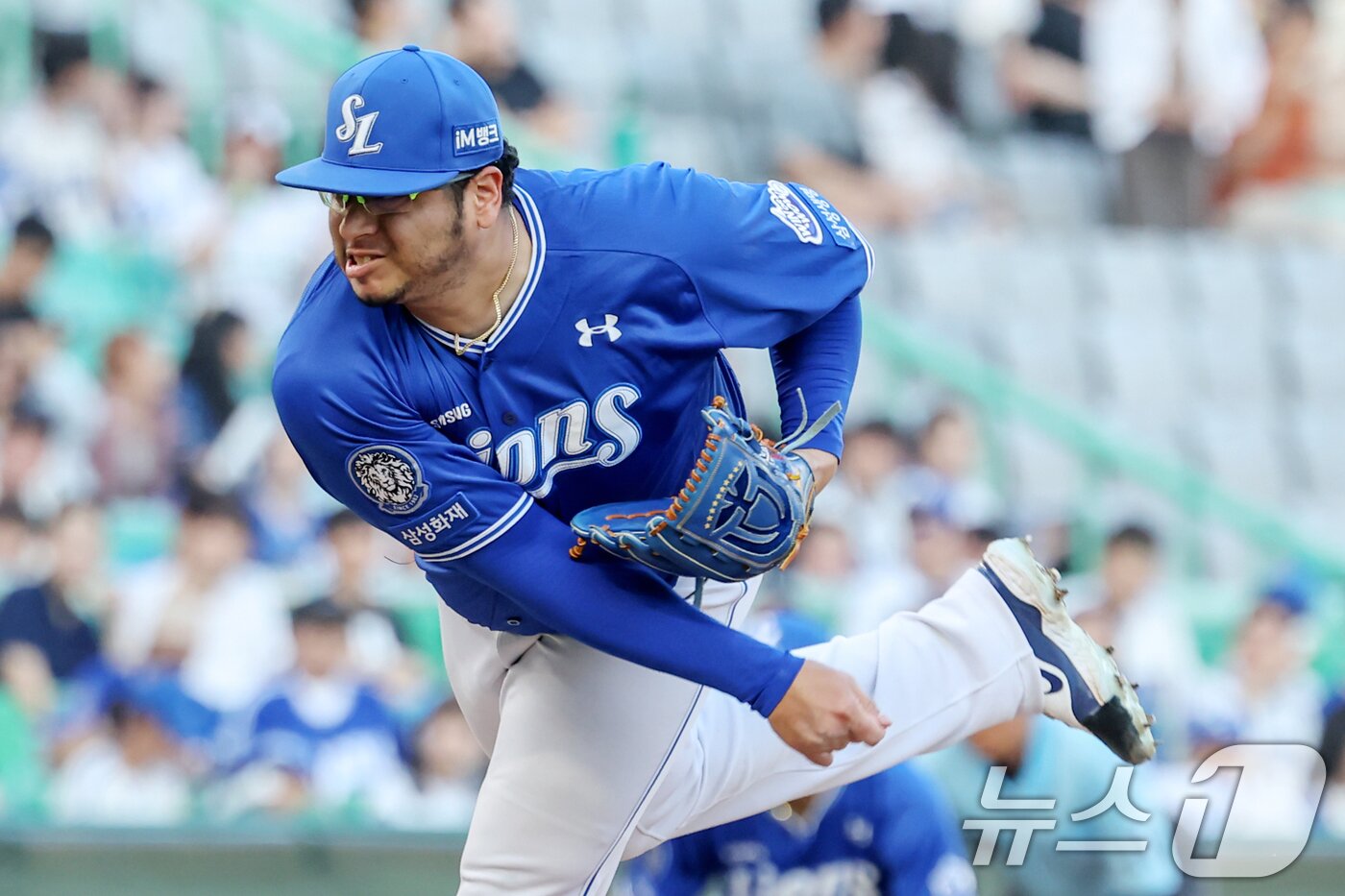 본문 이미지 - 7일 오후 인천 미추홀구 SSG랜더스필드에서 열린 2025 신한 SOL Bank KBO리그&#39; 삼성 라이온즈와 SSG 랜더스의 경기에서 1회말 삼성 선발 후라도가 역투하고 있다. 2025.8.7/뉴스1 ⓒ News1 민경석 기자