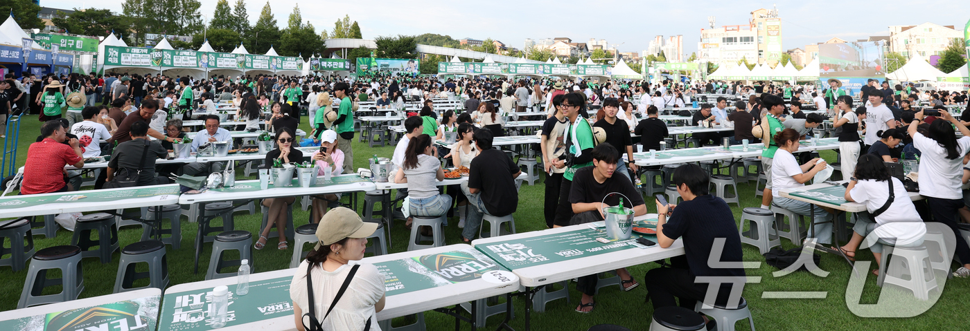 (전주=뉴스1) 유경석 기자 = 전주 가맥축제가 열린 7일 전북 전주시 전주대학교 대운동장에 마련된 행사장에서 시민들이 가맥(가게맥주)을 즐기고 있다. 2025.8.7/뉴스1
