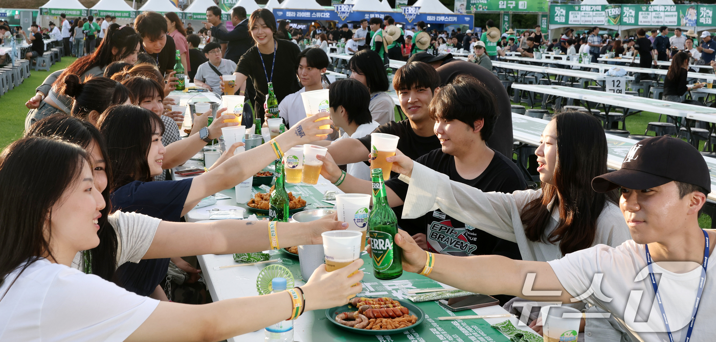 (전주=뉴스1) 유경석 기자 = 전주 가맥축제가 열린 7일 전북 전주시 전주대학교 대운동장에 마련된 행사장에서 시민들이 가맥(가게맥주)을 즐기고 있다. 2025.8.7/뉴스1