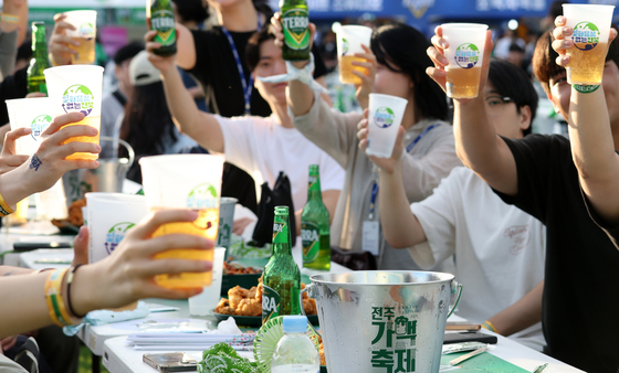 한국 맥주 소비량 세계 15위…1인당 연간 '70병' 넘게 마신다