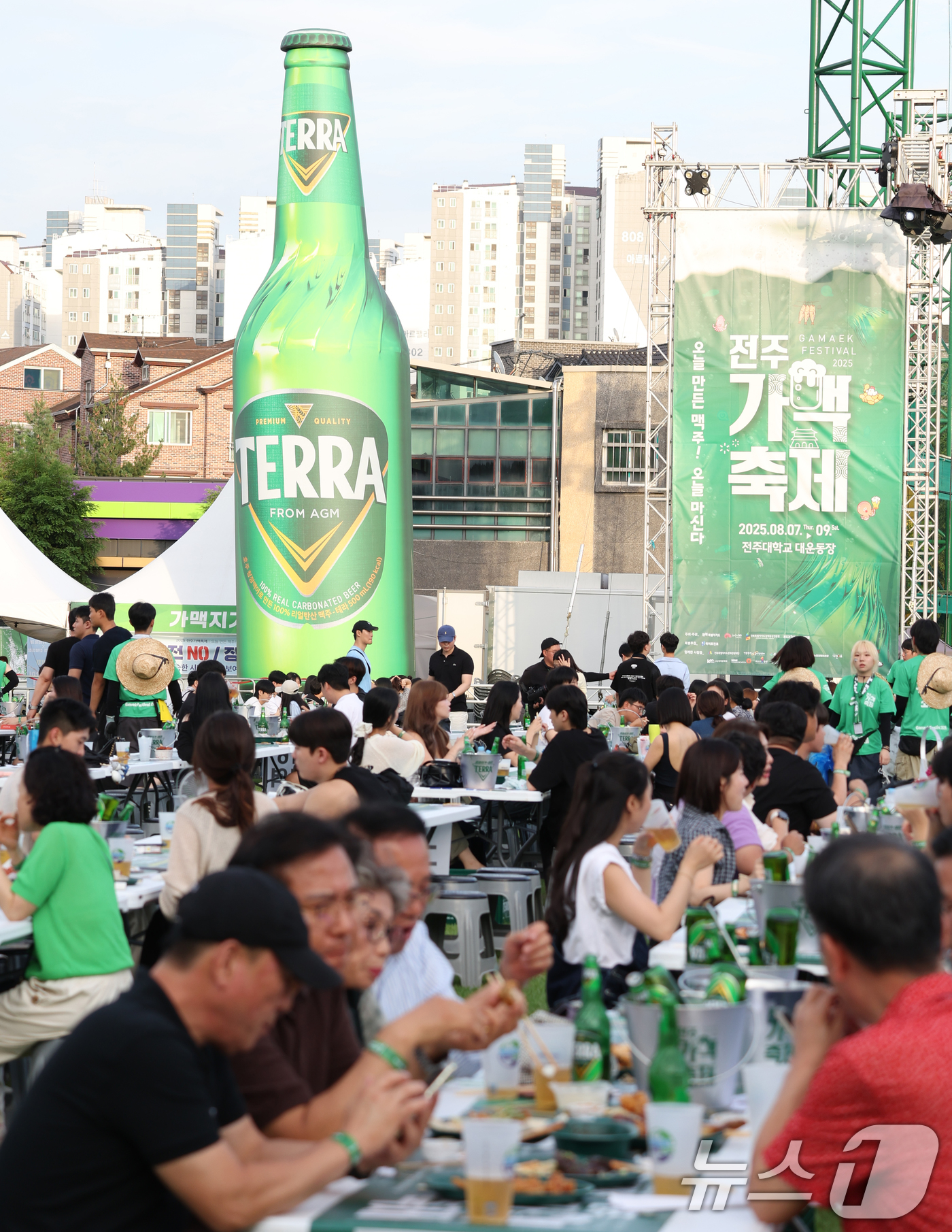 (전주=뉴스1) 유경석 기자 = 전주 가맥축제가 열린 7일 전북 전주시 전주대학교 대운동장에 마련된 행사장에서 시민들이 가맥(가게맥주)을 즐기고 있다. 2025.8.7/뉴스1