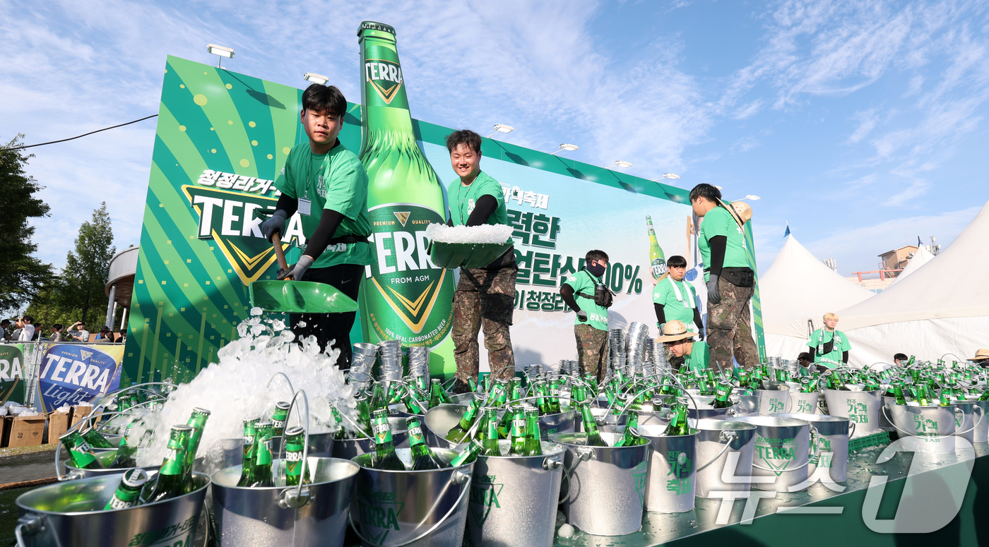 (전주=뉴스1) 유경석 기자 = 전주 가맥축제가 열린 7일 전북 전주시 전주대학교 대운동장에 마련된 행사장에서 주최 측 관계자들이 맥주가 가득 든 양동이에 얼음을 채우며 축제 준비 …